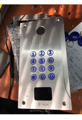Tador iP iD פאנל עם מקודד וקורא קירבה iP עבור לבתים פרטיים, עם APP לסלולר, מדבר עברית.
