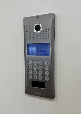 פאנל אינטרקום דיגיטלי COM-118 תדאור, לבניין מגורים, דו-גידי, צג 4 שורות