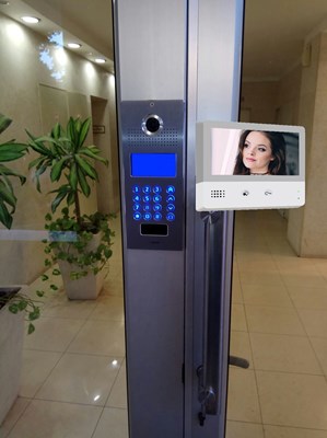 אינטרקום לבניין משותףTADOR COM-118, 4 שורות, דו גידי + מסך ״7 צבע ללא אפרכסת